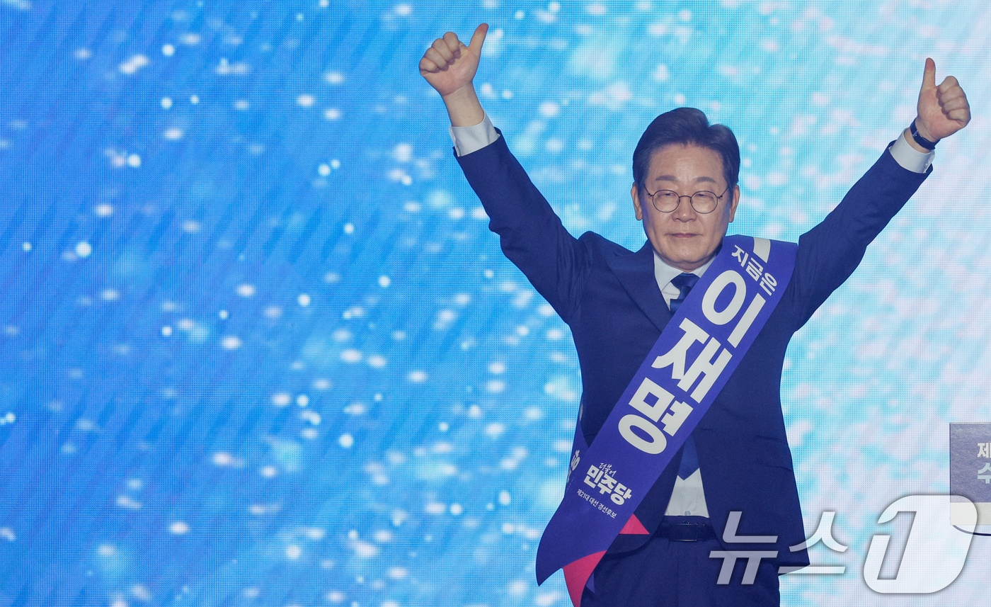 이재명 더불어민주당 대선 경선 후보가 27일 경기 고양시 킨텍스에서 열린 수도권·강원·제주 합동연설회에서 정견발표에 앞서 인사하고 있다. 2025.4.27/뉴스1 ⓒ News1 안은나 기자