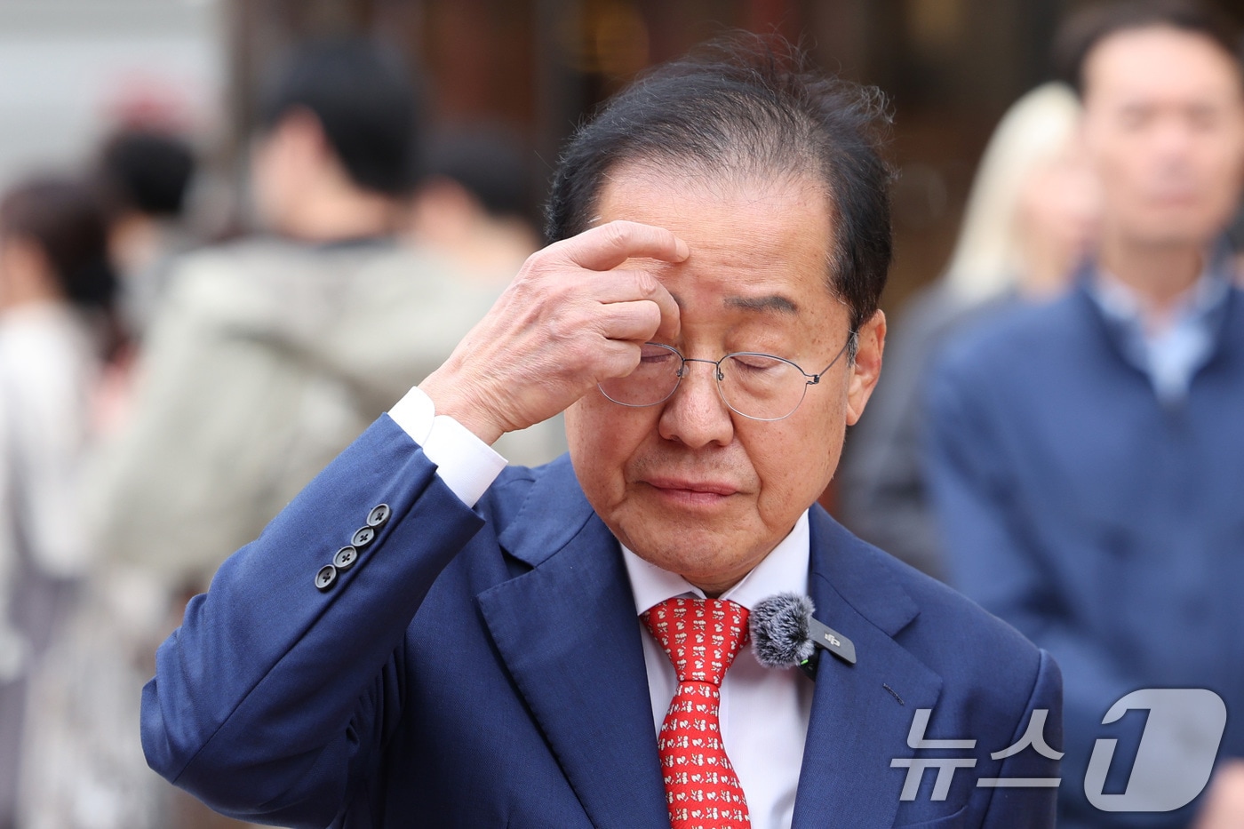 2025년 4월 27일 당시 홍준표 국민의힘 대선 경선 후보가 서울 마포구 홍대 레드로드에서 가진 현장 기자간담회에서 생각에 잠겨 있다. 2025.4.27 ⓒ 뉴스1 신웅수 기자