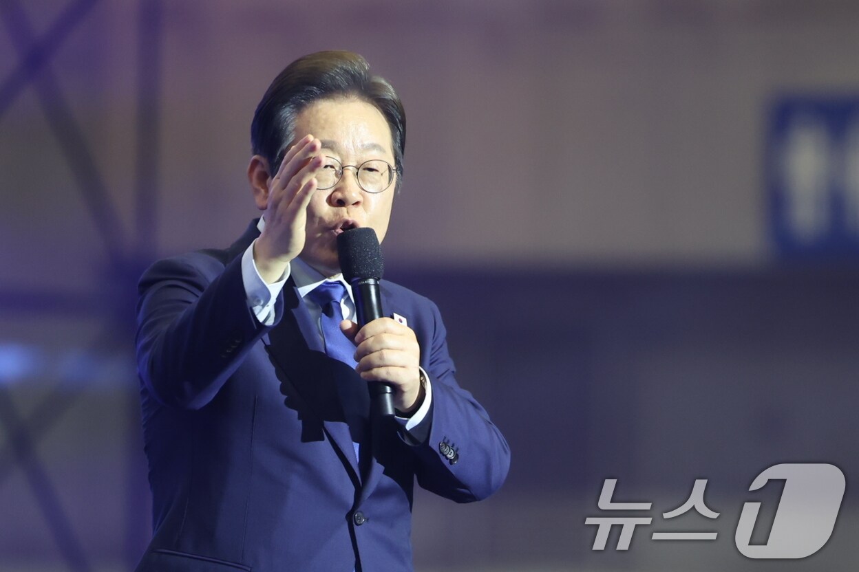 21대 대선 더불어민주당 후보로 선출된 이재명 후보가 27일 경기 고양시 킨텍스에서 열린 수도권·강원·제주 합동연설회에서 수락연설을 하고 있다.2025.4.27/뉴스1 ⓒ News1 이재명 기자