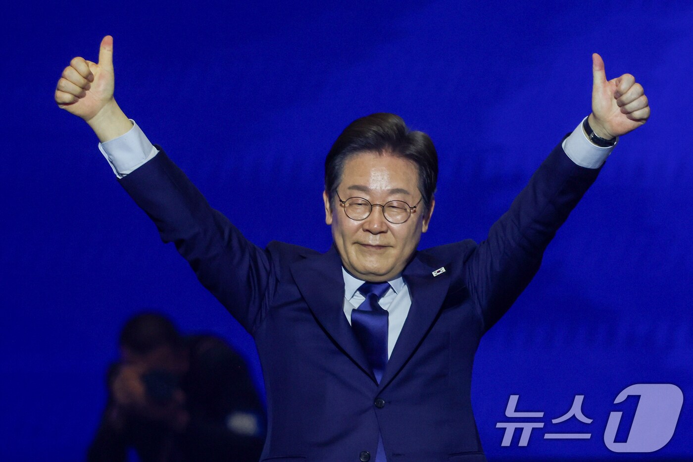 이재명 더불어민주당 대통령 후보가 27일 경기 고양시 킨텍스에서 열린 수도권·강원·제주 합동연설회에 참석해 최종 후보 수락 연설을 마친 뒤 두팔 들어 인사하고 있다. 2025.4.27/뉴스1 ⓒ News1 안은나 기자