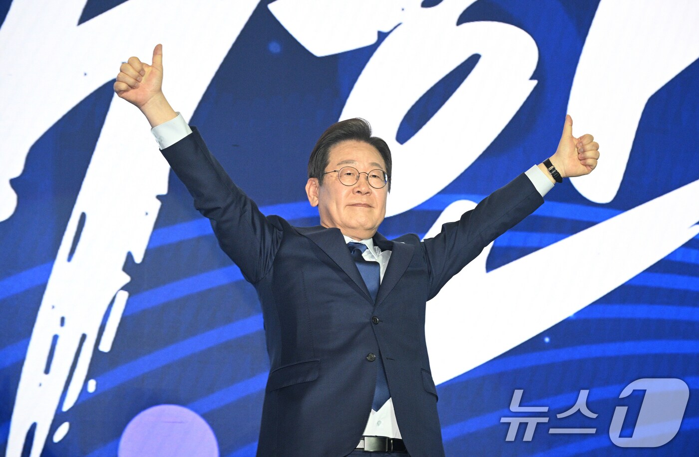 21대 대선 더불어민주당 후보로 선출된 이재명 후보가 27일 경기 고양시 킨텍스에서 열린 수도권·강원·제주 합동연설회에서 수락 연설을 마친 뒤 인사하고 있다.(공동취재) 2025.4.27/뉴스1 ⓒ News1 안은나 기자