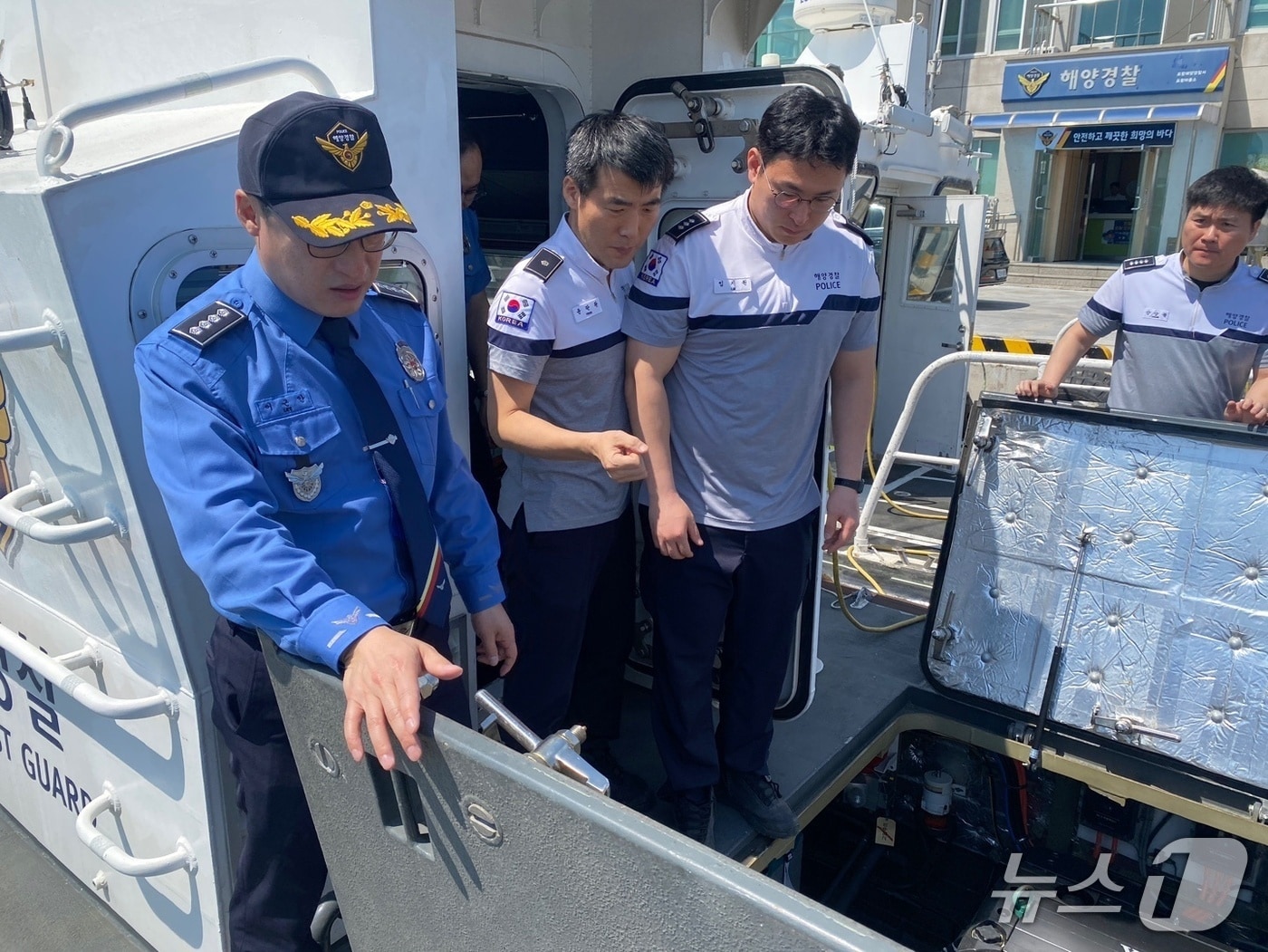 이근안 경북 포항해양경찰서장이 26일 구조거점 파출소인 감포와 구룡포파출소를 찾아 연안경비정 등을 점검하고 있다. (포항해양경찰서제공, 제판매 및  DB 금지) 2025.4.27/뉴스1 