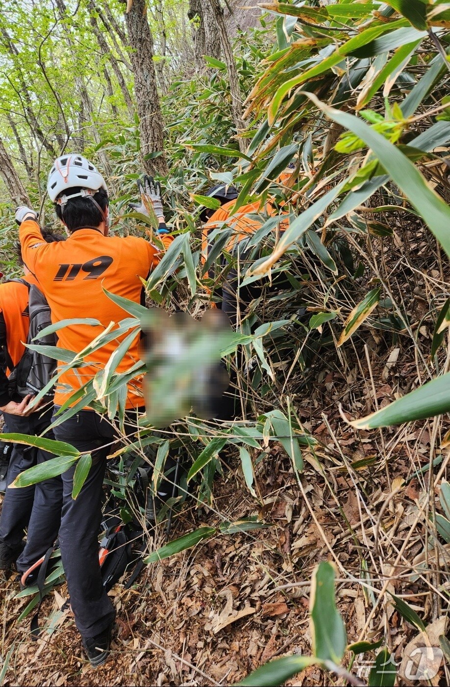 27일 오전 11시 41분께 전북자치도 완주군 동상면 장군봉에서 산을 오르던 A 씨(50대)가 3m 아래로 추락했다.(전북소방 제공. 재판매 및 DB금지) 