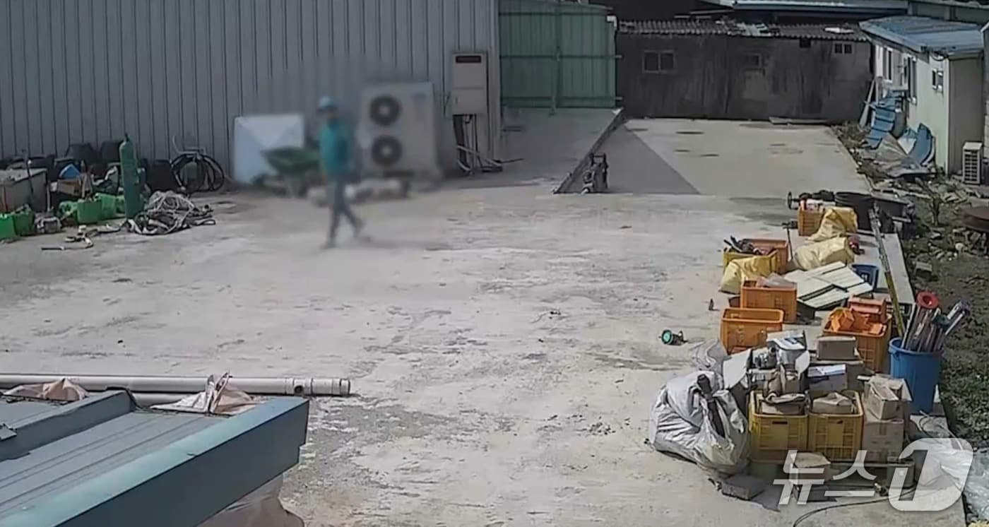 빈집 털이 범행 후 집을 나오는 CCTV 화면(함양경찰서 제공. 재판매 및 DB금지).