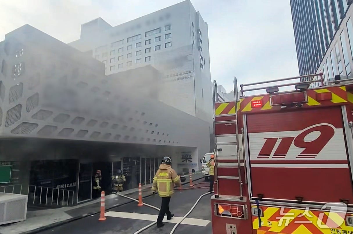 28일 오전 8시53분 쯤 제주시 연동 소재 호텔에서 불이 나 소방당국이 진압하고 있다.(제주도소방안전본부 제공. 재판매 및 DB 금지)