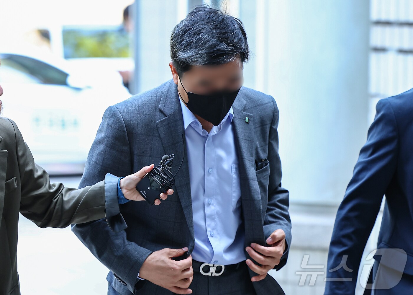 800억 원대 부당대출 의혹을 받는 IBK기업은행 직원이 서울 중앙지방법원에서 열린 구속 전 피의자 심문(영장실질심사)에 출석하고 있다. 2025.4.28/뉴스1 ⓒ News1 김도우 기자