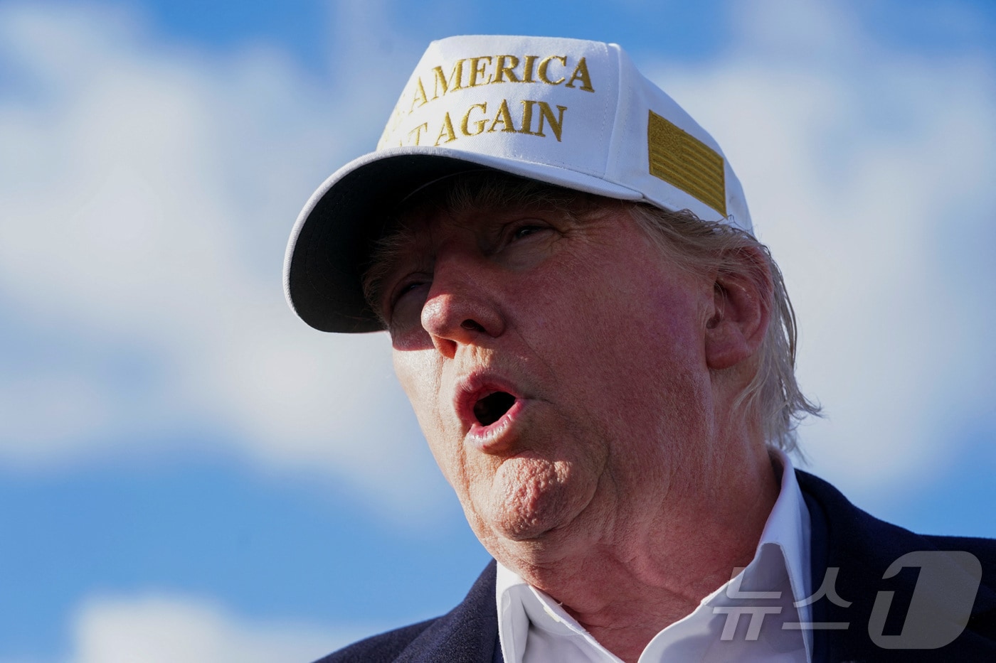 도널드 트럼프 미국 대통령이 27일(현지시간) 워싱턴으로 가기 위해 뉴저지주 모리스타운 공항서 취재진을 만나 “볼로디미르 젤렌스키 우크라이나 대통령과 회동은 멋지고 아름다운 회의였다”고 말하고 있다. 2025.04.28 ⓒ 로이터=뉴스1 ⓒ News1 우동명 기자