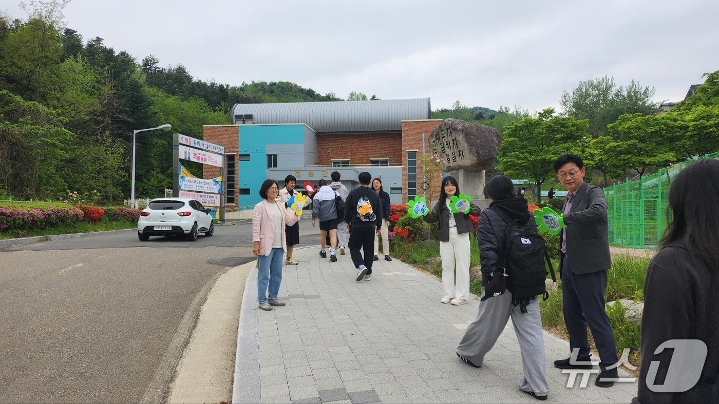 강원 속초 설악고등학교, ‘등교맞이 하이파이브’.(설악고 제공, 재판매 및 DB금지)