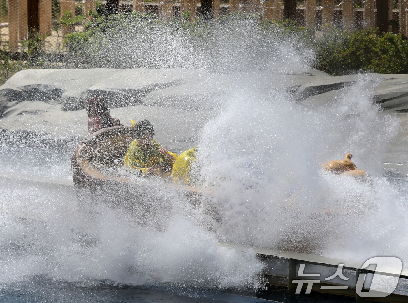 초여름 날씨를 보인 28일 부산 기장군 롯데월드 어드벤처 부산을 찾은 학생들이 '오거스 후룸'을 타며 즐거운 시간을 보내고 있다. 2025.4.28/뉴스1 ⓒ News1 윤일지 기자