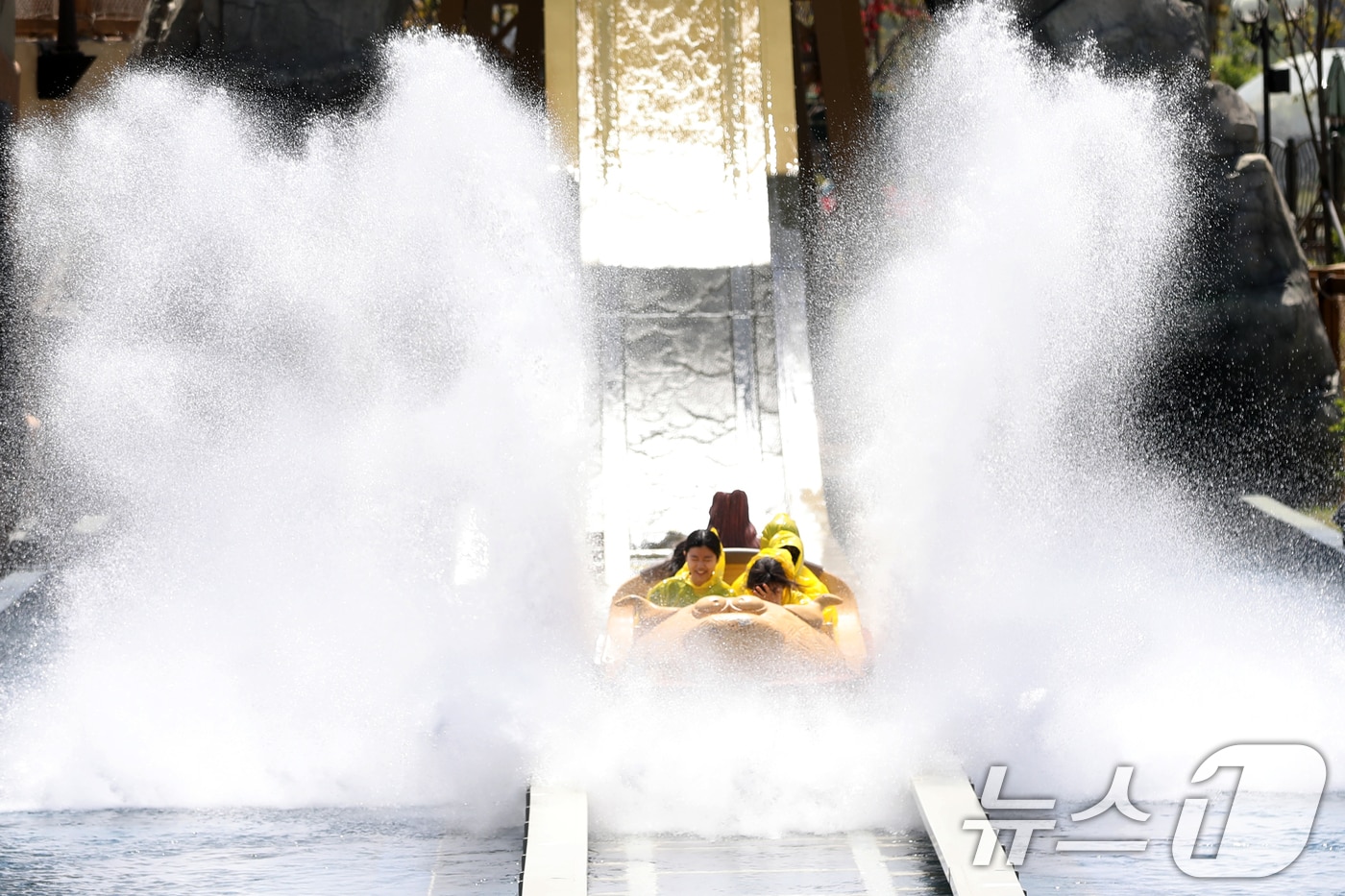 초여름 날씨를 보인 28일 부산 기장군 롯데월드 어드벤처 부산을 찾은 학생들이 '오거스 후룸'을 타며 즐거운 시간을 보내고 있다. 2025.4.28/뉴스1 ⓒ News1 윤일지 기자