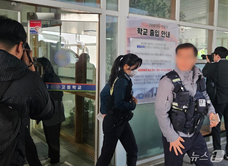 28일 학생 흉기 난동이 발생한 청주의 한 고등학교에서 경찰 등이 사고 상황을 파악하고 있다. 2025.4.28/뉴스1 ⓒ News1 이재규 기자