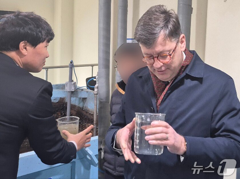 오는 10월 경북 경주시에서 열리는 'APEC 정상회의'를 앞두고 경주시가 독자 개발한 첨단 물정화 기술이 국내외에서 큰 관심을 받고 있다. 리투아니아 대사가 경주시의 물처리 기술을 듣고 있다. (경주시 제공, 제판매 및 DB 금지) 2025.4.28/뉴스1