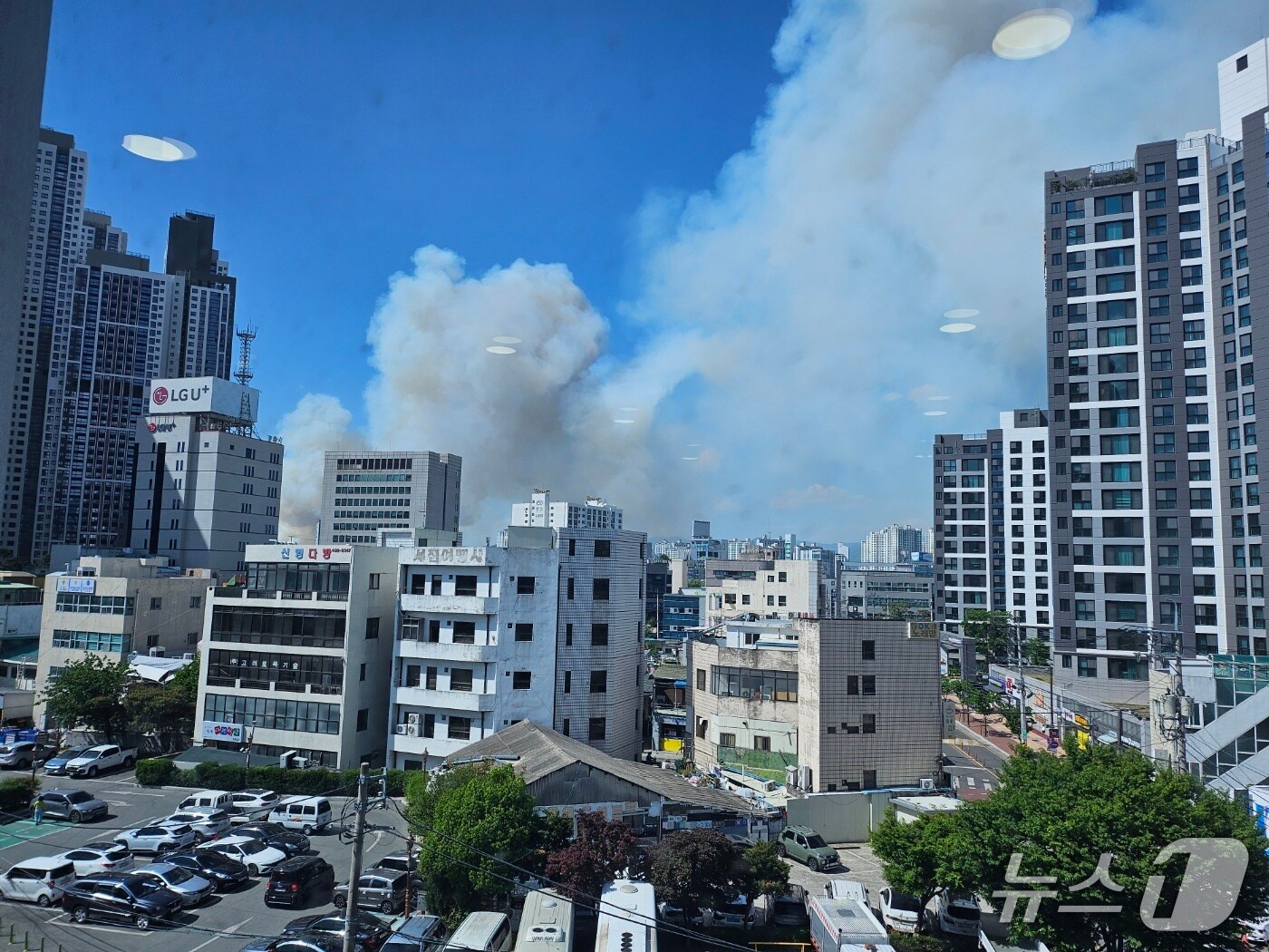 28일 오후 2시 1분쯤 대구 북구 노곡동 함지산에 불이 나 연기가 중구 동인동 중구청사에서도 보이고 있다. 2025.4.28/뉴스1 남승렬 기자