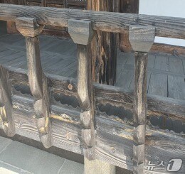 울산 동헌 내 목조 부위가 훼손된 모습. (울산 중구의회 제공. 재판매 및 DB 금지) /뉴스1
