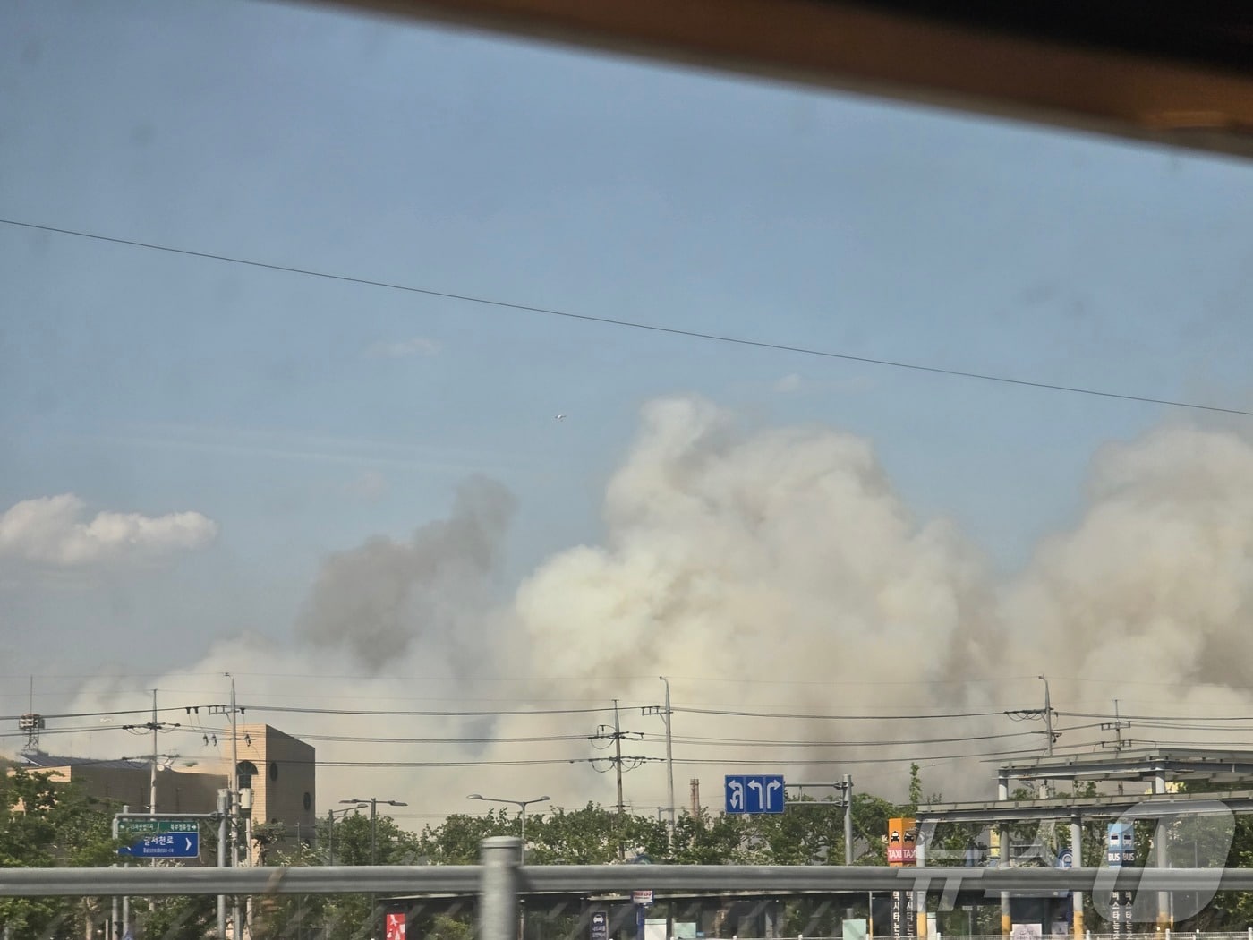 28일 오후 2시쯤 대구 북구 노곡동 함지산에 불이 나서 연기가 짙게 깔리고 있다. 소방당국은 헬기 5대를 비롯해 차량 24대, 인력 69명을 투입해 진화 작업을 벌이고 있다. 북구청은 이날 오후 2시 15분 '입산을 금지한다'는 재난문자를 발송한 데 이어, 22분에는 인근 주민과 등산객에게 미리 대피할 것을 권고했다. 2025.4.28/뉴스1 ⓒ News1 황덕현 기후환경전문기자