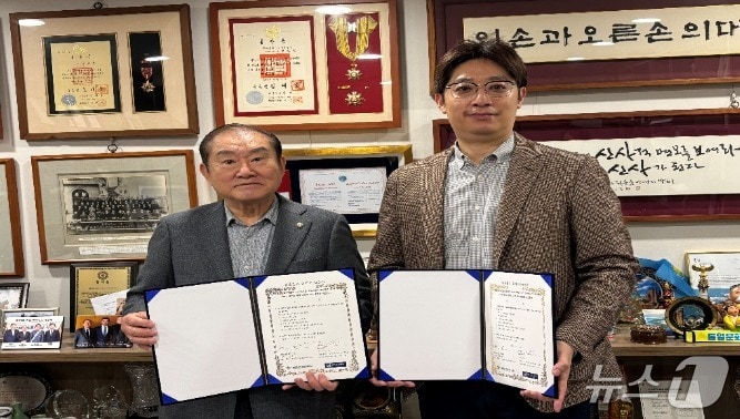 통일문화연구원 라종억 이사장(왼쪽)과 ㈜HY교육 전대근 대표(오른쪽). (통일문화연구원 제공) 