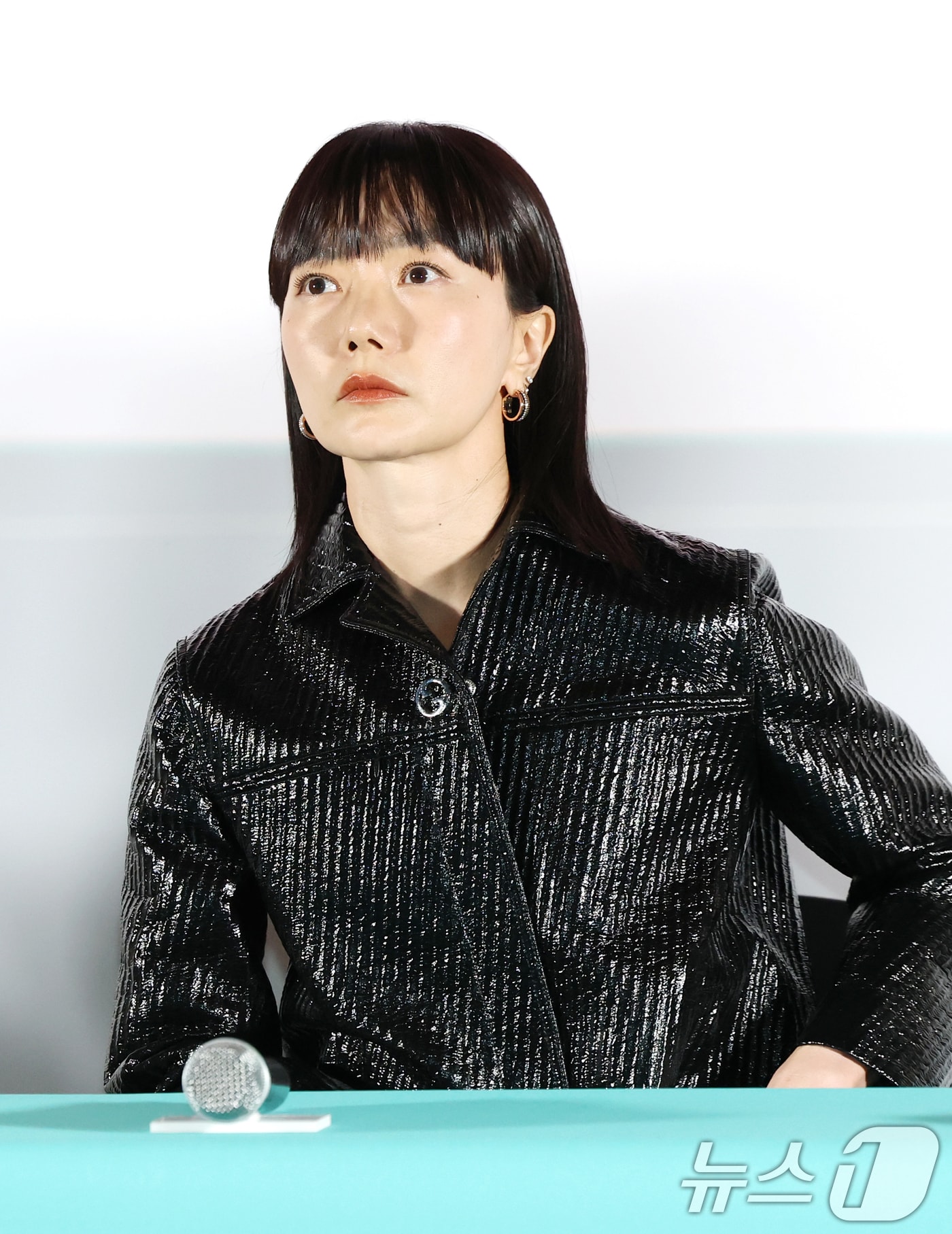 배우 배두나가 28일 서울 용산구 CGV 용산아이파크몰에서 열린 영화 '바이러스'(감독 강이관) VIP 시사회에 참석해 객석을 바라보고 있다. '바이러스'는 이유 없이 사랑에 빠지는 치사율 100% 바이러스에 감염된 택선(배두나 분)이 모쏠 연구원 수필(손석구 분), 오랜 동창 연우(장기하 분), 그리고 치료제를 만들 수 있는 유일한 전문가 이균(김윤석)까지 세 남자와 함께하는 예기치 못한 여정을 그린 작품이다. 2025.4.28/뉴스1 ⓒ News1 권현진 기자