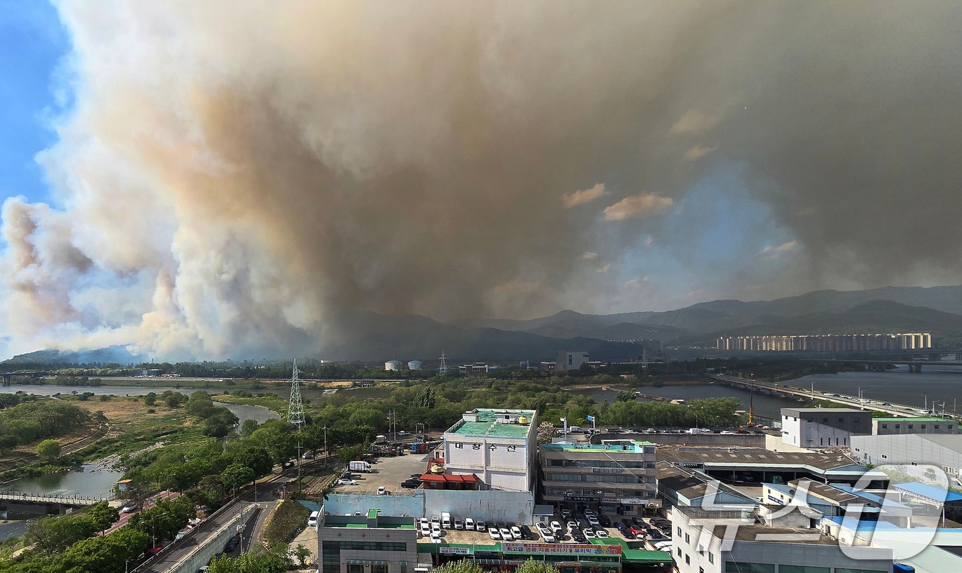 28일 오후 2시 1분쯤 대구 북구 노곡동 함지산에서 불이 나 연기가 치솟고 있다. 2025.4.28/뉴스1 ⓒ News1 공정식 기자