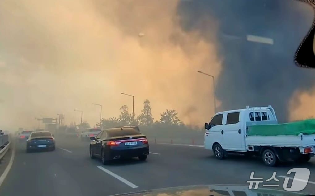 28일 오후 2시 1분쯤 대구 북구 노곡동 함지산에서 불이 나 도심 도로에 연기가 확산하고 있다. &#40;독자 제공&#41; 2025.4.28/뉴스1