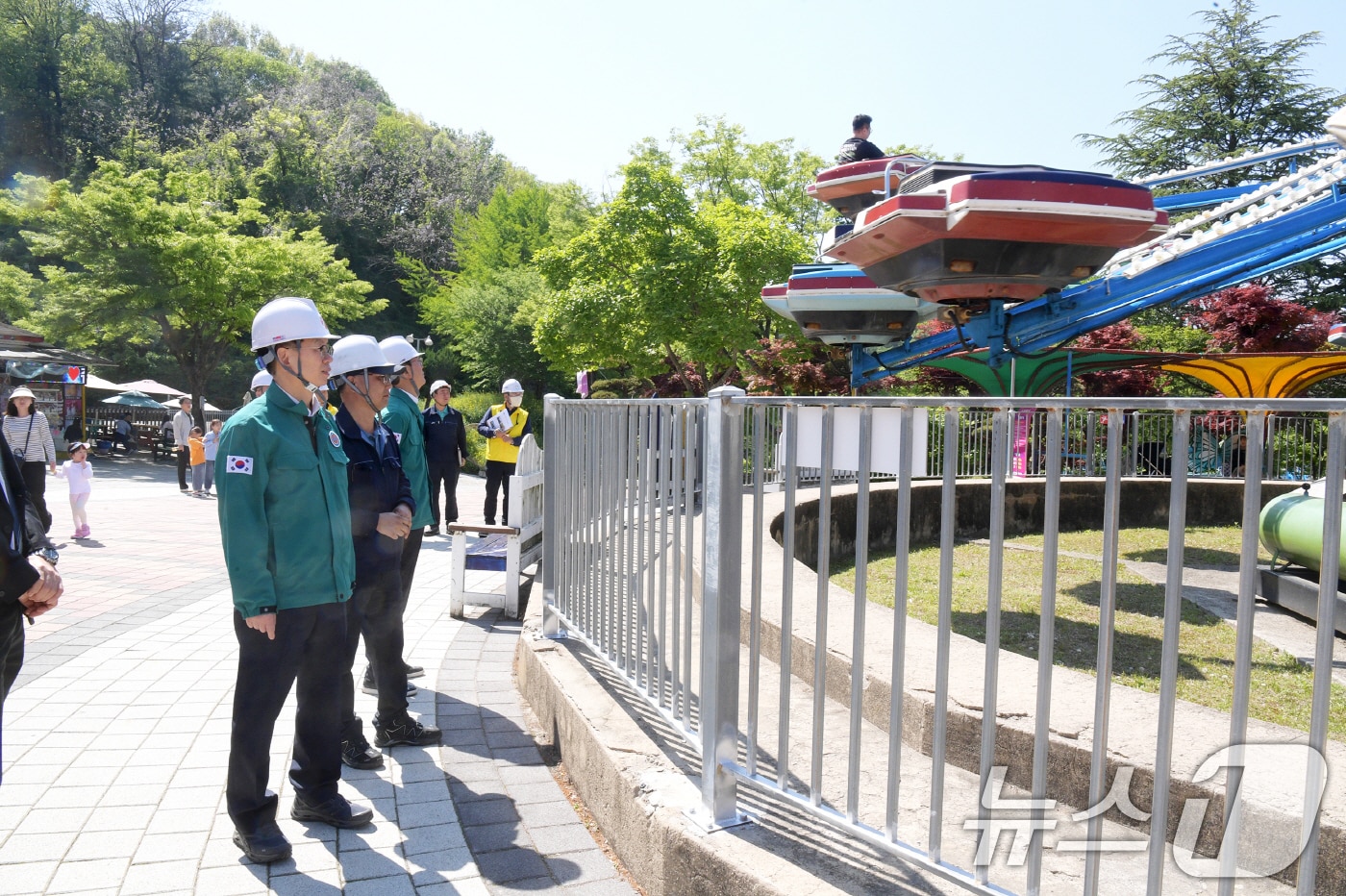 고광완 광주시 행정부시장이 28일 우치공원 내 패밀리랜드를 방문해 놀이시설, 전기시설 등 안전관리 실태를 점검하고 있다.(광주시 제공. 재판매 및 DB 금지)