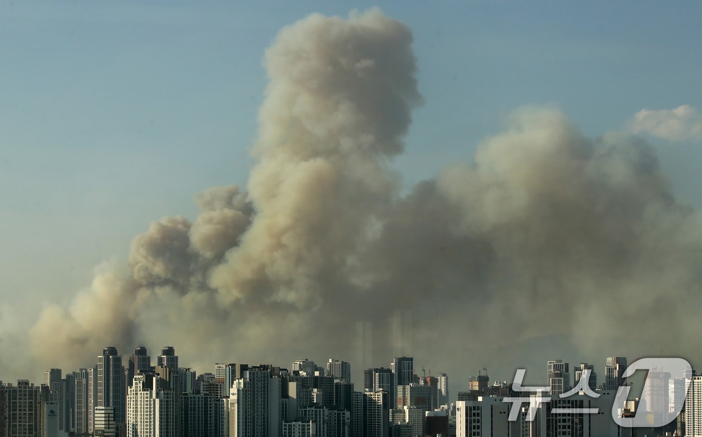 28일 오후 2시 1분쯤 대구 북구 노곡동 함지산에서 불이 나 3시간이 지나도록 꺼지지 않고 있다. 직선거리 약 8.5㎞ 떨어진 남구 영남이공대 건물에서 도심으로 연기가 치솟는 모습이 보이고 있다. 2025.4.28/뉴스1 ⓒ News1 공정식 기자