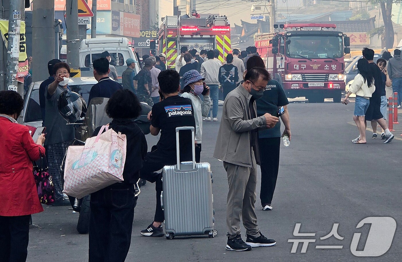 28일 오후 2시 1분쯤 대구 북구 노곡동 함지산에서 불이 나 인근 주민들이 대피하고 있다. 2025.4.28/뉴스1 ⓒ News1 공정식 기자