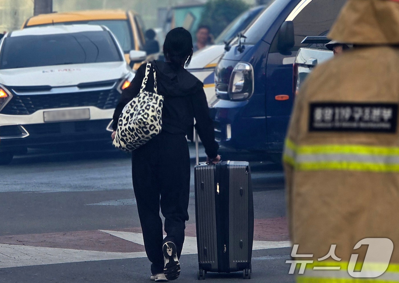 28일 오후 2시 1분쯤 대구 북구 노곡동 함지산에서 불이 나 인근 주민들이 대피하고 있다. 2025.4.28/뉴스1 ⓒ News1 공정식 기자