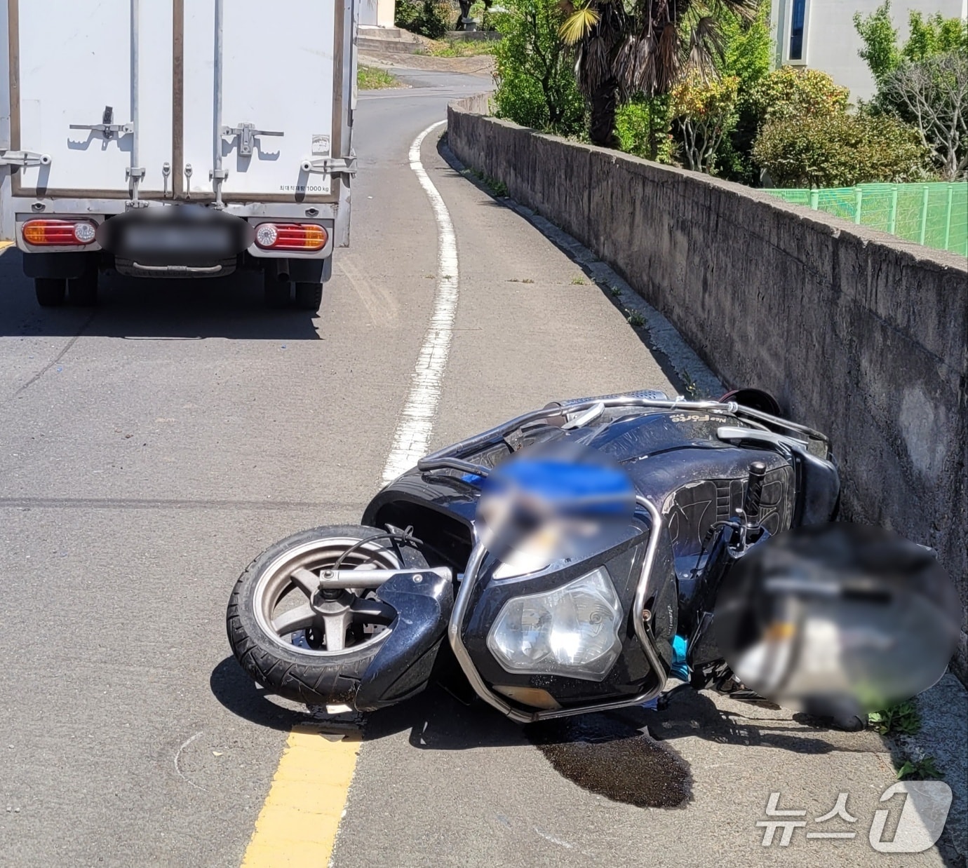 사고 차량과 오토바이.(독자 제공. 재판매 및 DB금지.)