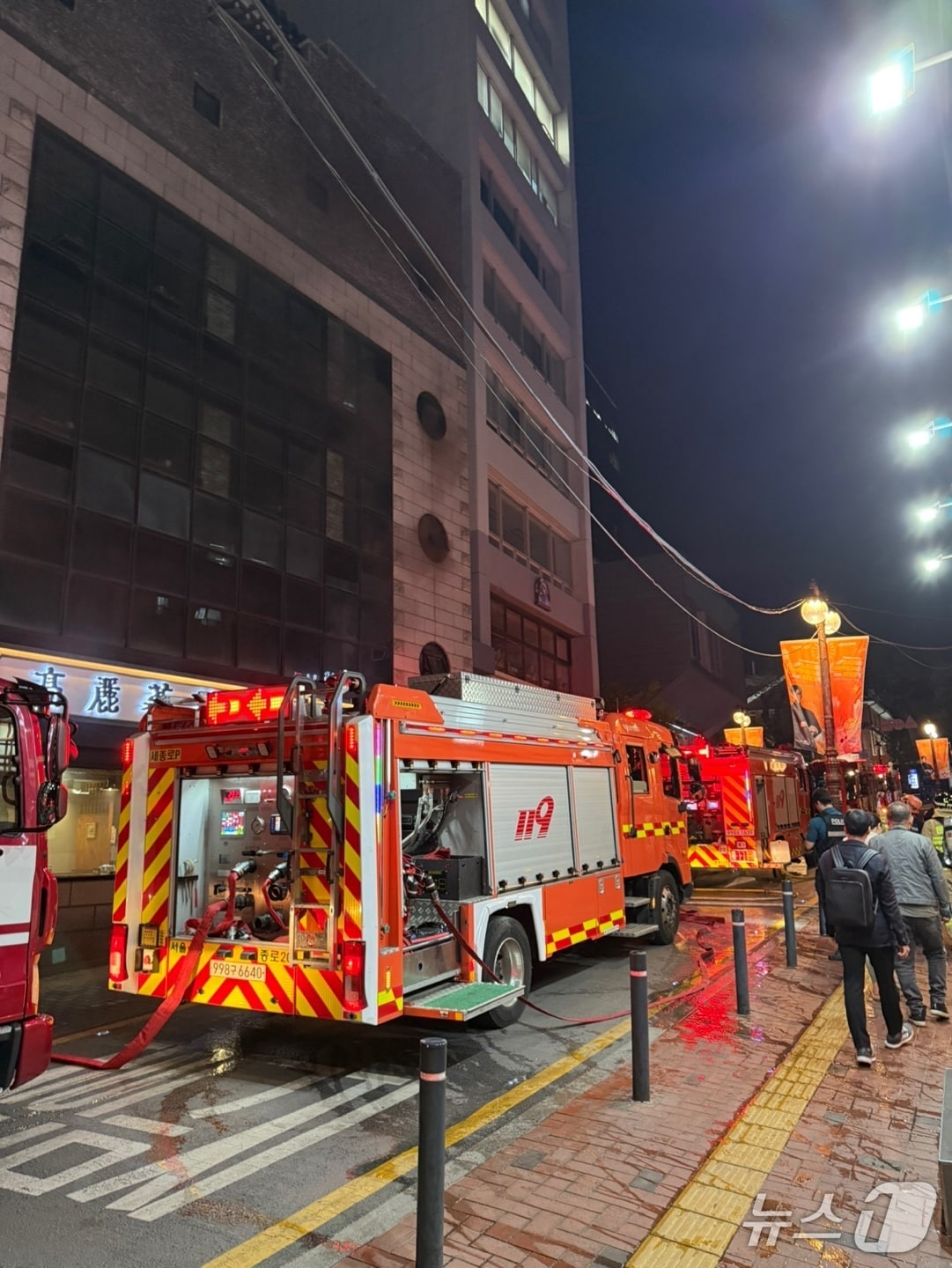 28일 오후 8시 15분쯤 서울 시청역 인근 한 6층짜리 건물에서 화재가 발생했다. 2025.04.28/뉴스1 ⓒ 뉴스1 황두현 기자