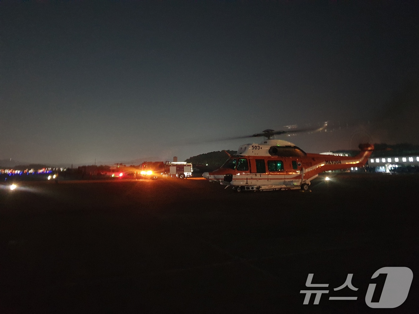 28일 대구시 북구 함지산에서 발생한 산불 진화를 위해 야간 진화가 가능한 산림청 수리온 헬기를 투입되고 있다. (산림청 제공. 재판매 및 DB 금지) 2025.4.28/뉴스1 ⓒ News1 최창호 기자