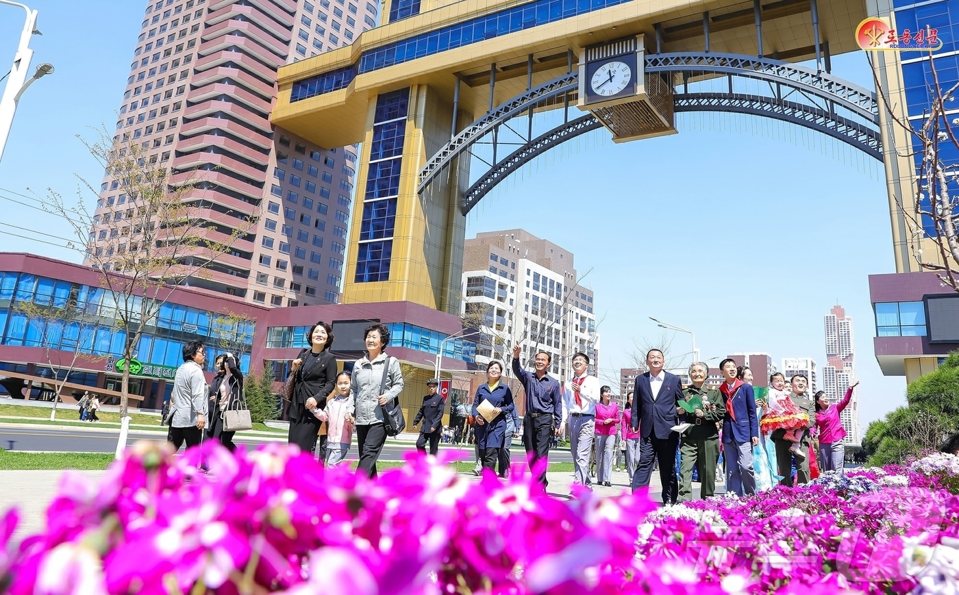 &#40;평양 노동신문=뉴스1&#41; = 북한 노동당 기관지 노동신문은 29일 입주를 시작한 화성지구 3단계 구역이 &#39;새집들이 경사&#39;로 들썩이고 있다고 보도했다. 이삿짐을 내리고 집열쇠를 받은 한 주민은 감격의 눈물을 흘렸다고 전했다. [국내에서만 사용가능. 재배포 금지. DB 금지. For Use Only in the Republic of Korea. Redistribution Prohibited] rodongphoto@news1.kr