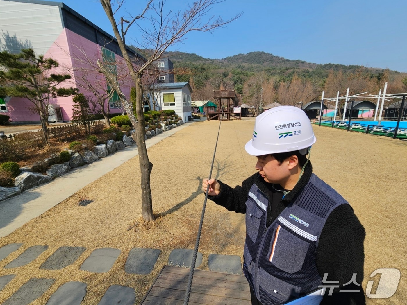 경기도 안전특별전검단 집라인 시설을 점검하고 있다.(경기도 제공, 재판매 및 DB 금지)