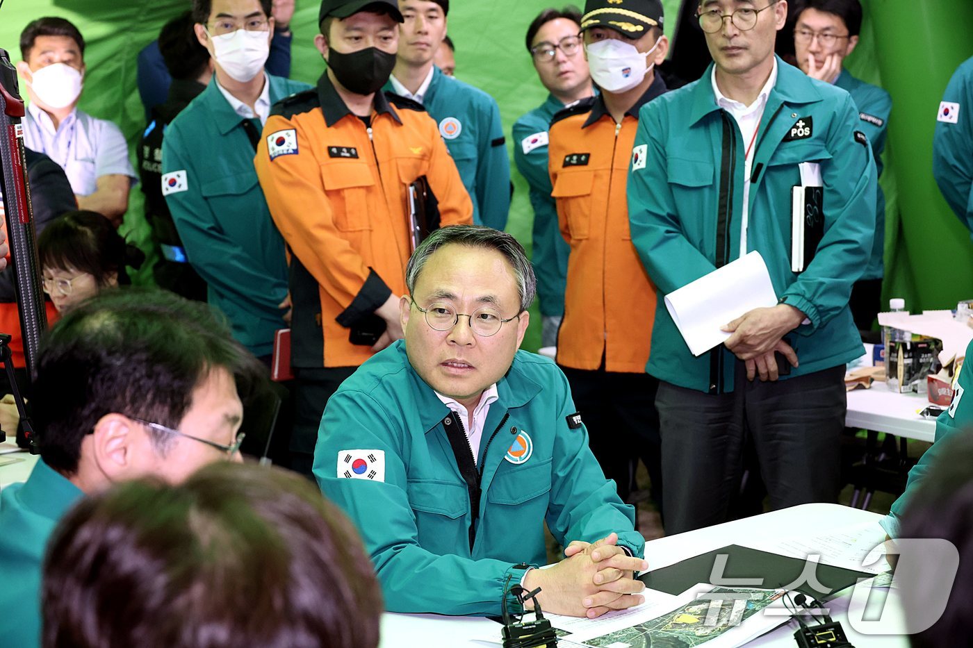 고기동 행정안전부 장관 직무대행이 지난 28일 대구 북구 산불현장통합지휘본부를 방문해 산불 진화 및 피해상황 등을 점검하고 있다. &#40;행정안전부 제공. 재판매 및 DB 금지&#41; 2025.4.29/뉴스1