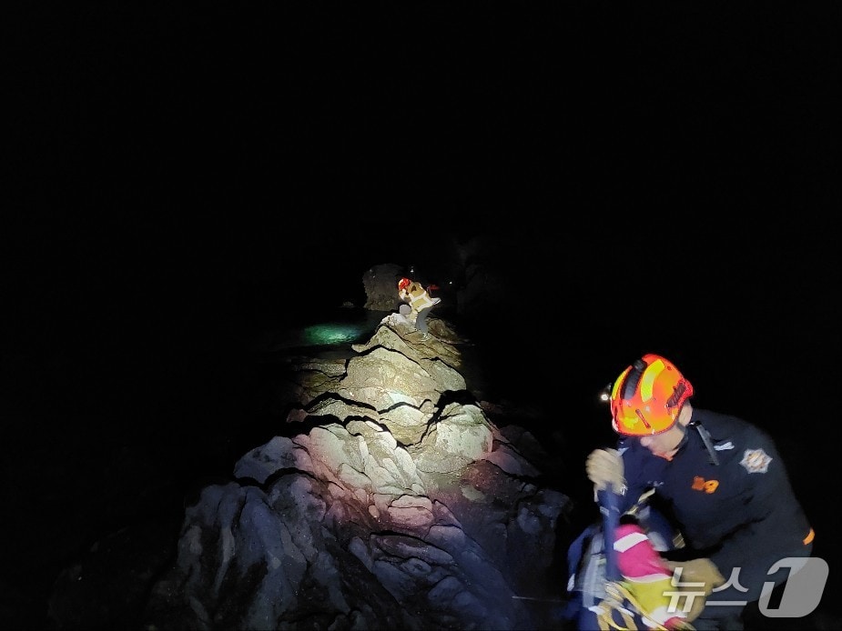 제주에서 30대 남성이 한밤 갯바위 낚시 중 고립됐다가 구조됐다.( 제주소방안전본부 제공. 재판매 및 DB 금지)/뉴스1