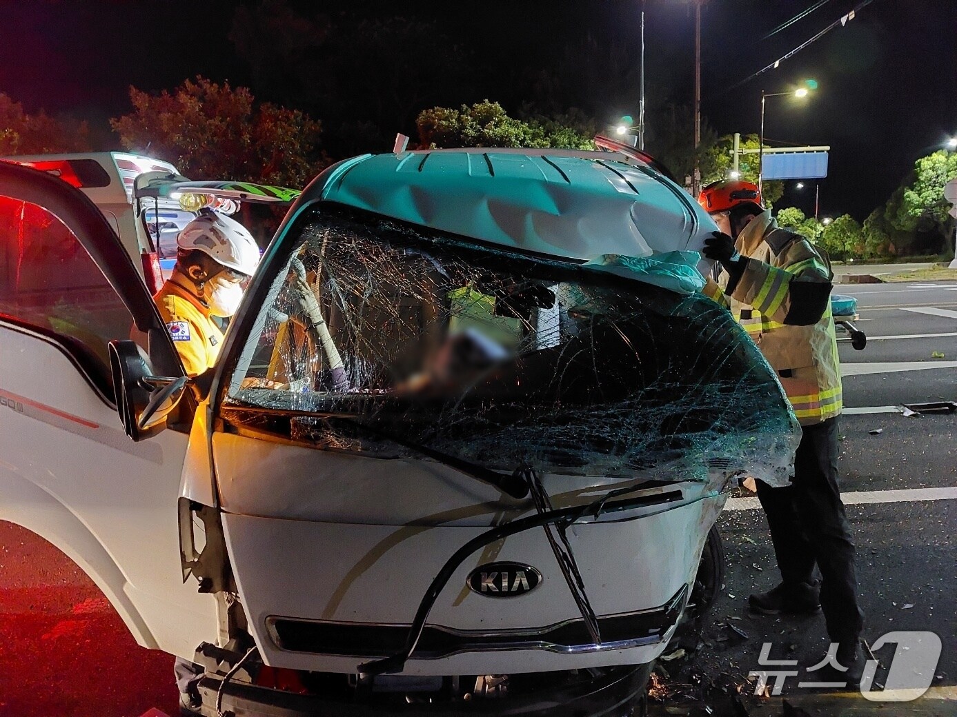 지난 28일 오후 11시41분쯤 서귀포시 서호동 도로에서 1톤 트럭이 가로수와 충돌해 소방당국이 운전자를 구조하고 있다.(제주도소방안전본부 제공. 재판매 및 DB 금지)