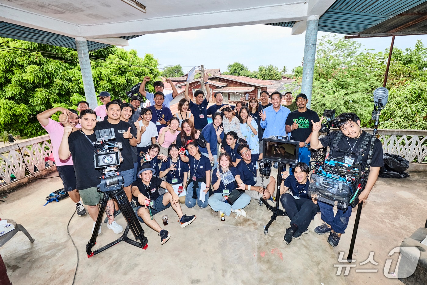 지난해 진행된 단기 영화제작 워크숍 &#39;FLY 2024&#39; 참가자들이 기념사진을 찍고 있다.&#40;부산영상위원회 제공. 재판매 및 DB 금지&#41;