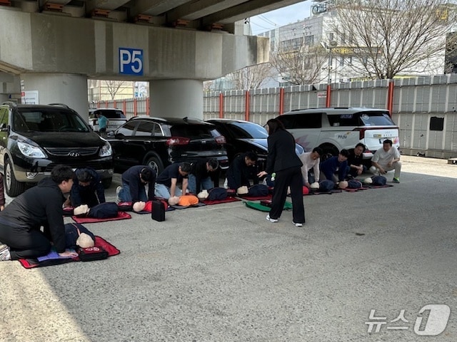 파주도시관광공사 교통약자이동지원센터 금촌차고지에서 직원들이 자동심장충격기(AED) 사용 교육을 받고 있다. (파주도시관광공사 제공, 재판매 및 DB금지)