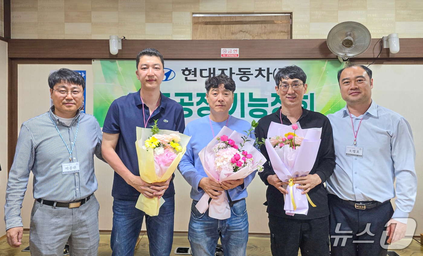 현대자동차 전주공장은 올해 상반기 국가기술자격 시험에서 7명의 합격자를 배출했다고 29일 밝혔다. 사진 왼쪽부터 기능장회 박종관 회장, 상반기 기능장 합격자 손진우 씨(금형제작), 오종묵 씨(에너지관리), 박우철 씨(가스), 총무 오병호 씨(전주공장 제공. 재판매 및 DB금지)2025.4.29/뉴스1