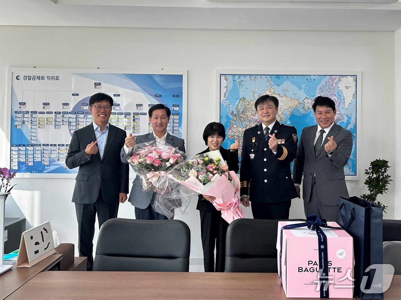 경찰공제회가 지난 28일 정년퇴직을 앞둔 경찰 영웅 고(故) 심재호 경위의 아내 황옥주 씨와 차담회를 진행했다고 29일 밝혔다. 2025.04.29/뉴스1(마포경찰서 제공)