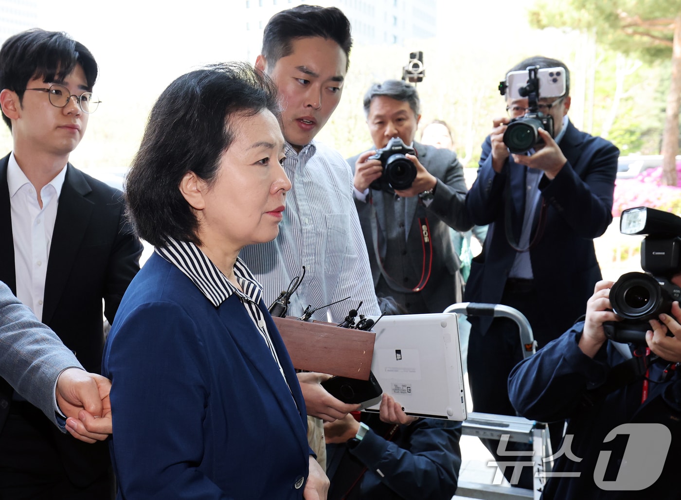 김영선 전 의원이 29일 오전 윤석열 전 대통령 부부 공천 개입 의혹과 관련한 참고인 조사를 받기 위해 서울 서초구 서울고검 청사로 출석하고 있다. 2025.4.29/뉴스1 ⓒ News1 오대일 기자