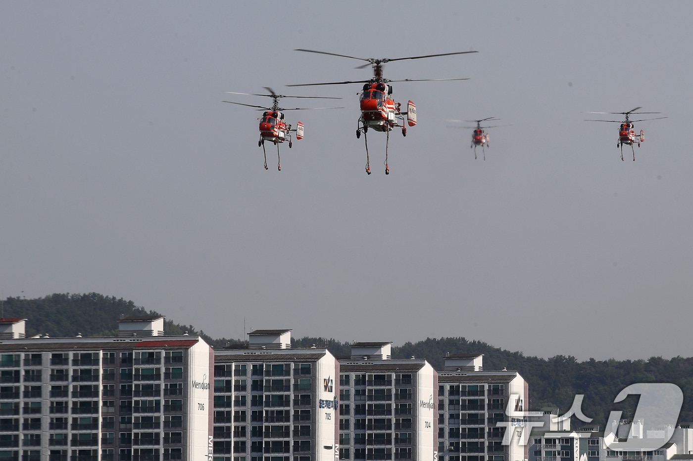 대구 북구 함지산 산불 이틀째인 29일 오전 현장에 투입된 산불 진화 헬기가 주불 진화에 총력을 쏟고 있다. 2025.4.29/뉴스1 ⓒ News1 공정식 기자