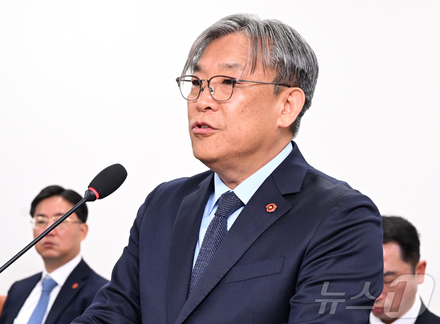 유영봉 제주연구원장 후보자가 29일 오전 제주도의회에서 열린 인사청문회에서 인사말을 하고 있다.(제주도의회 제공. 재판매 및 DB 금지) 2025.4.29/뉴스1 ⓒ News1 오미란 기자