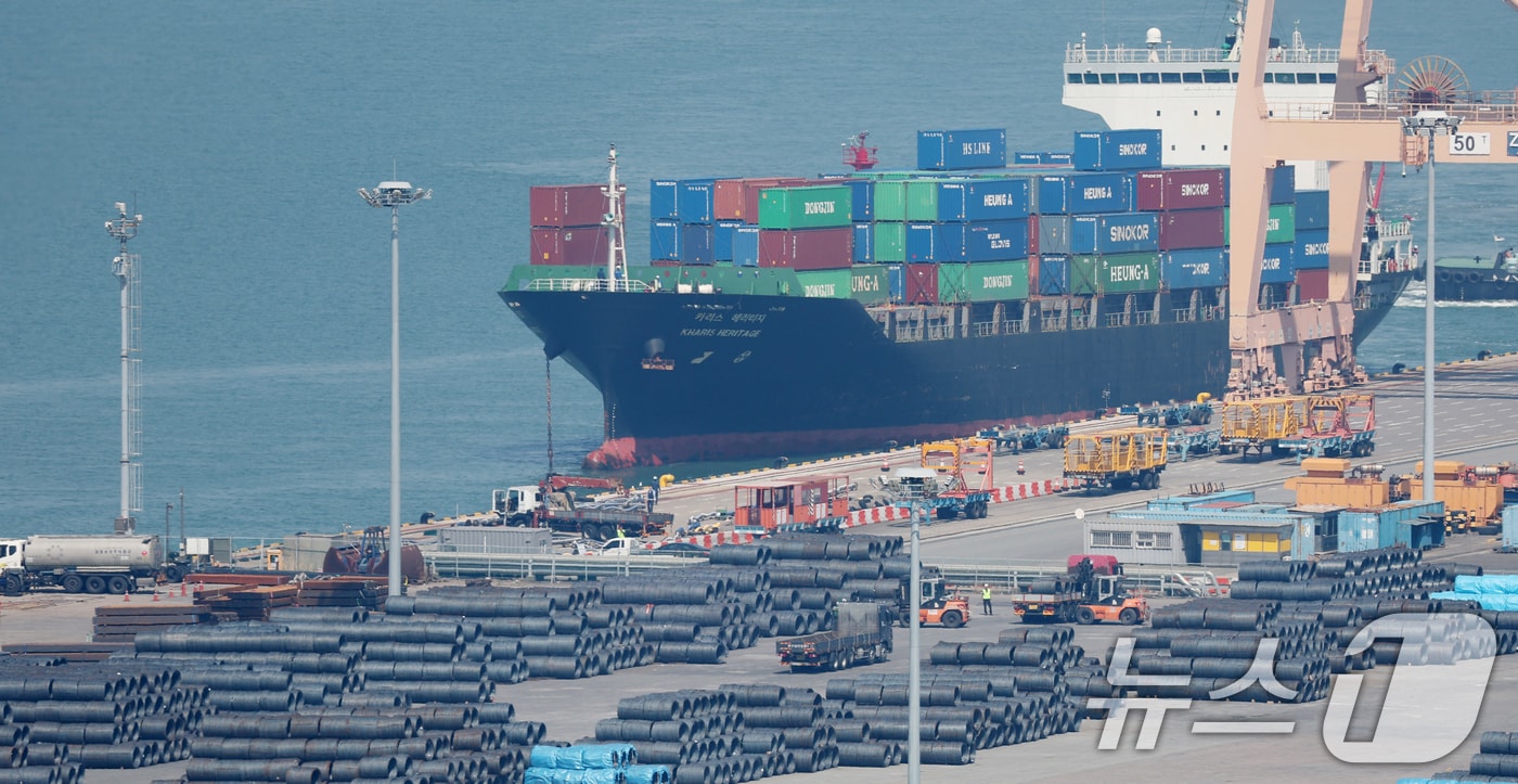 미국 백악관 관계자가 28일(현지시간) 로이터 통신에 미국에서 제조되는 자동차에 사용되는 외국산 부품에 부과되는 일부 관세도 완화될 것이라고 전했다. 이와 관련해 미 일간지 월스트리트저널(WSJ)은 사안에 정통한 소식통을 인용해 △25%로 예고됐던 수입 자동차 부품에 대한 관세율 인하 △완성차 업체가 미국에서 제조한 자동차 가치의 3.75%까지 부품 관세 환급 △철강·알루미늄 관세의 자동차 부품 확대 시행 제외 등을 의미한다고 전했다. 사진은 29일 경기 평택시 포승읍 평택항 수출 야적장에 철강 제품이 쌓여있는 모습. 2025.4.29/뉴스1 ⓒ News1 김영운 기자