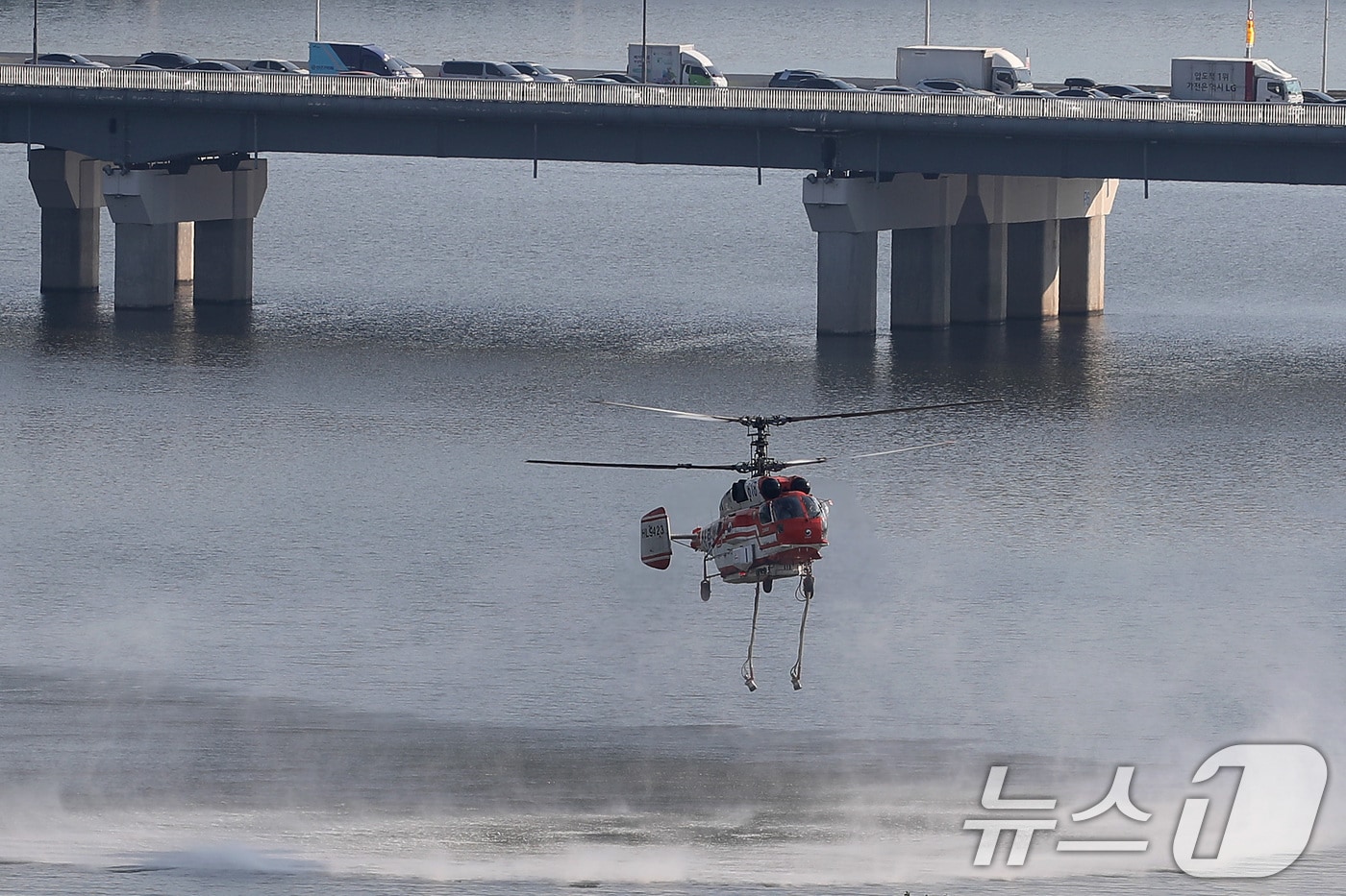 대구 북구 함지산 산불 이틀째인 29일 오전 현장에 투입된 산불 진화 헬기가 인근 금호강에서 물을 채우고 있다. 2025.4.29/뉴스1 ⓒ News1 공정식 기자