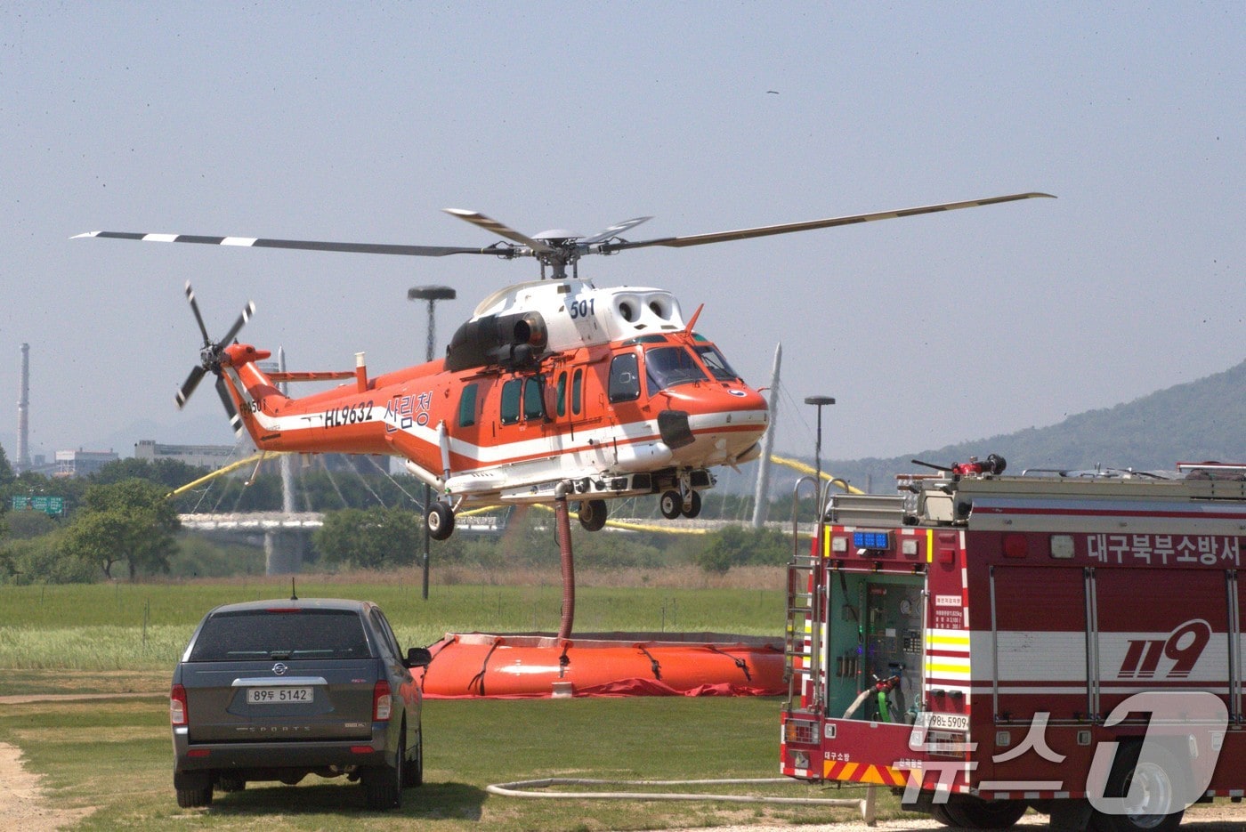 대구 북구 함지산 산불 발생 이틀째인 지난 29일 산불 진화 헬기가 금호강에서 물을 담고 있다. 2025.4.29/뉴스1 ⓒ News1 신성훈 기자