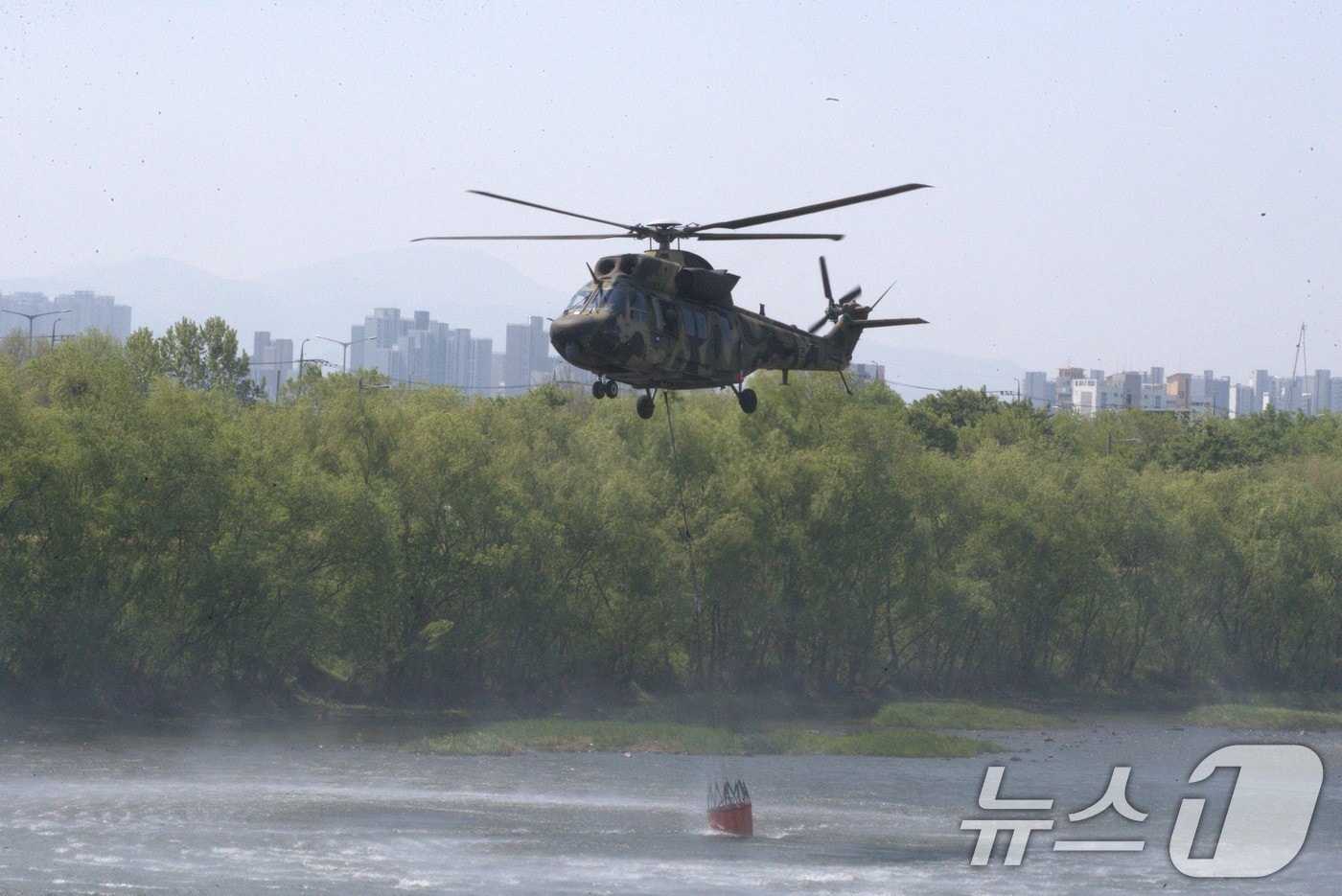 대구 북구 함지산 산불 이틀째인 29일 오전 현장에 투입된 산불 진화 지원에 나선 군 헬기가 인근 금호강에서 물을 채우고 있다. 2025.4.29/뉴스1 ⓒ News1 신성훈 기자