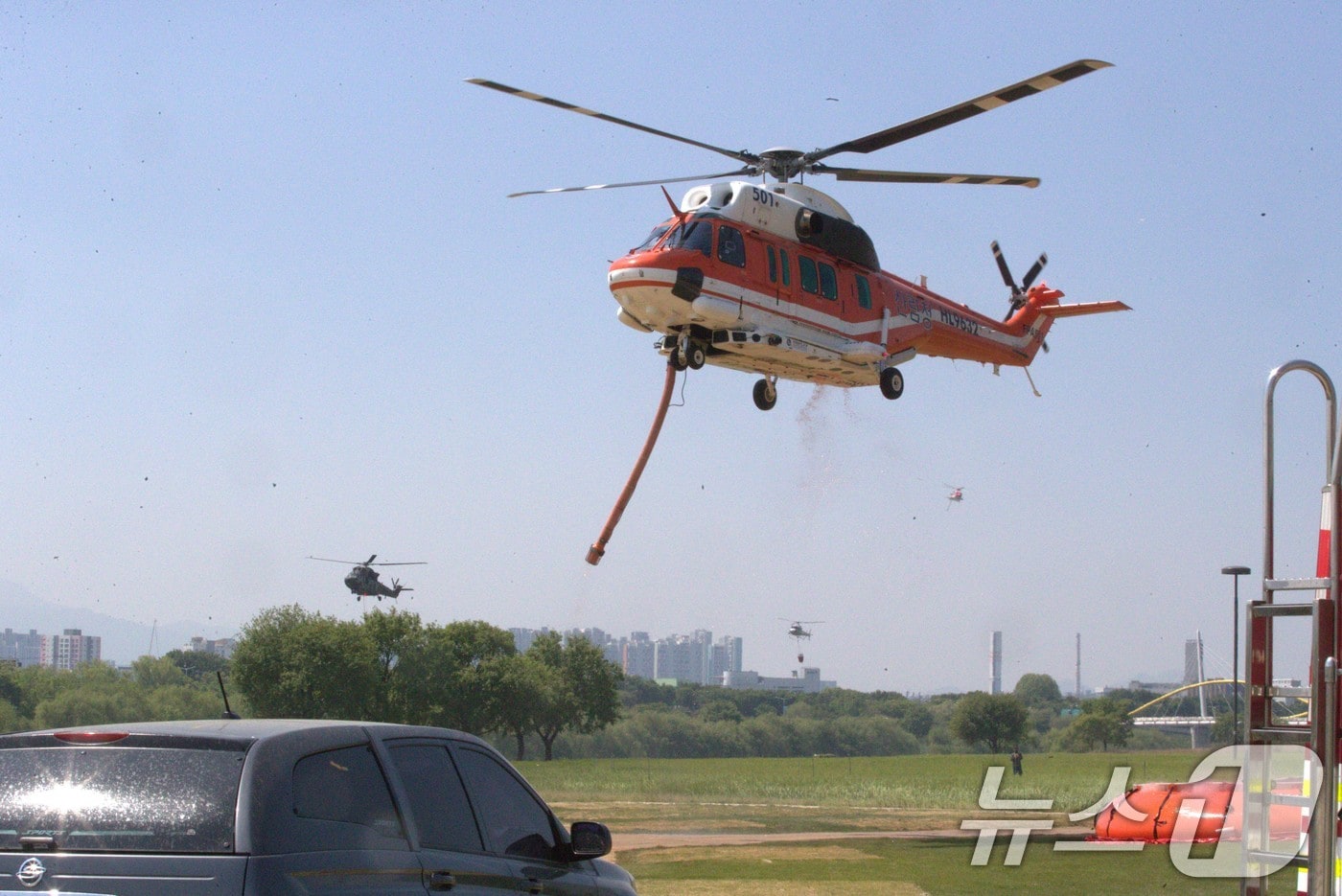 대구 북구 함지산 산불 이틀째인 29일 오전 현장에 투입된 산불 진화 헬기가 인근 금호강에서 물을 채우고 있다. 2025.4.29/뉴스1 ⓒ News1 신성훈 기자