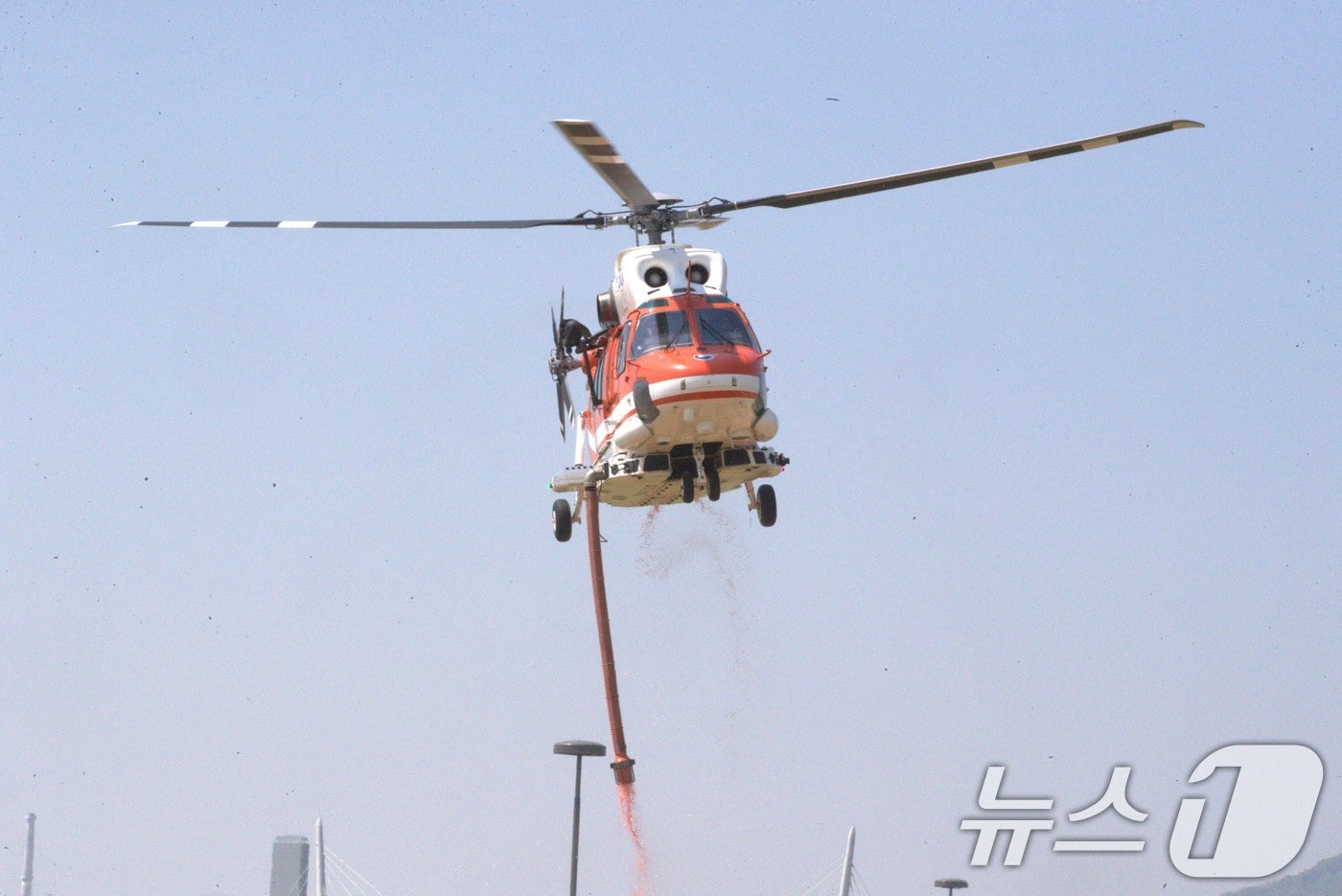 대구 북구 함지산 산불 이틀째인 29일 오전 현장에 투입된 산불 진화 헬기가 인근 금호강에서 물을 채우고 있다. 2025.4.29/뉴스1 ⓒ News1 신성훈 기자