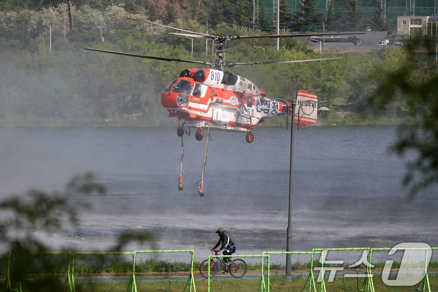 대구 북구 함지산 산불 이틀째인 29일 오전 현장에 투입된 산불 진화 헬기가 인근 금호강에서 물을 채우고 있다. 2025.4.29/뉴스1 ⓒ News1 공정식 기자