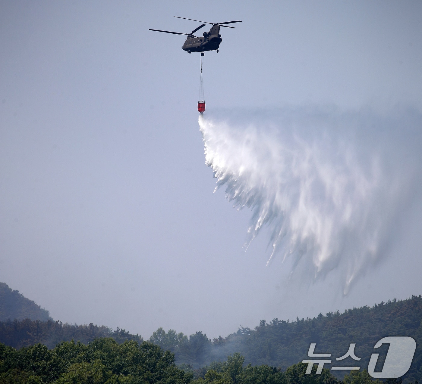 대구 북구 함지산 산불 이틀째인 29일 오후 산불 진화 작전에 투입된 군용 헬기가 함지산 상공에서 물을 뿌리고 있다. 2025.4.29/뉴스1 ⓒ News1 공정식 기자